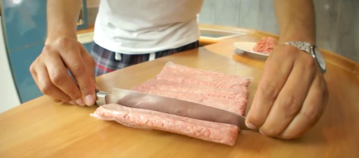 Congeler la viande pour la découper plus facilement