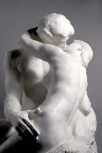 Dix-neuf siècles plus tard, les deux amants du « Baiser » de Rodin avaient eux aussi les apports rêvés en collagène…